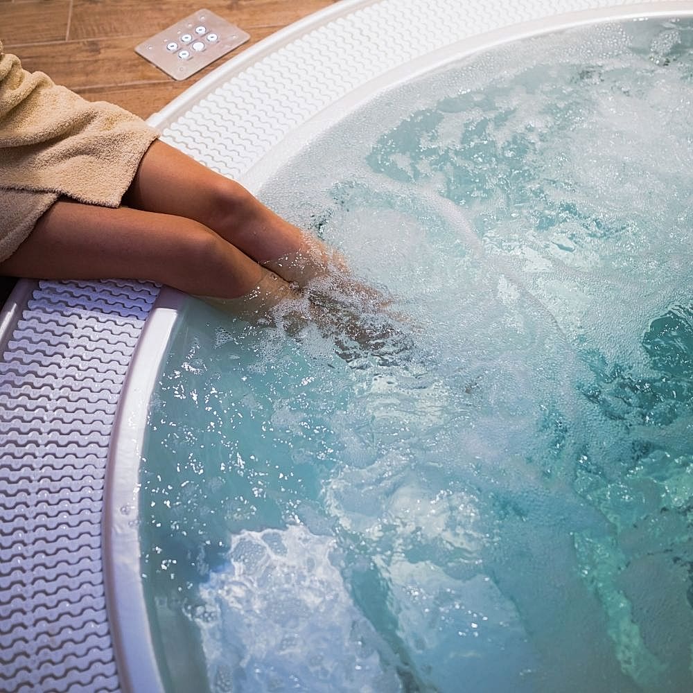 Bakı jakuzi SPA – krom gövde, ergonomik masaj jetleri